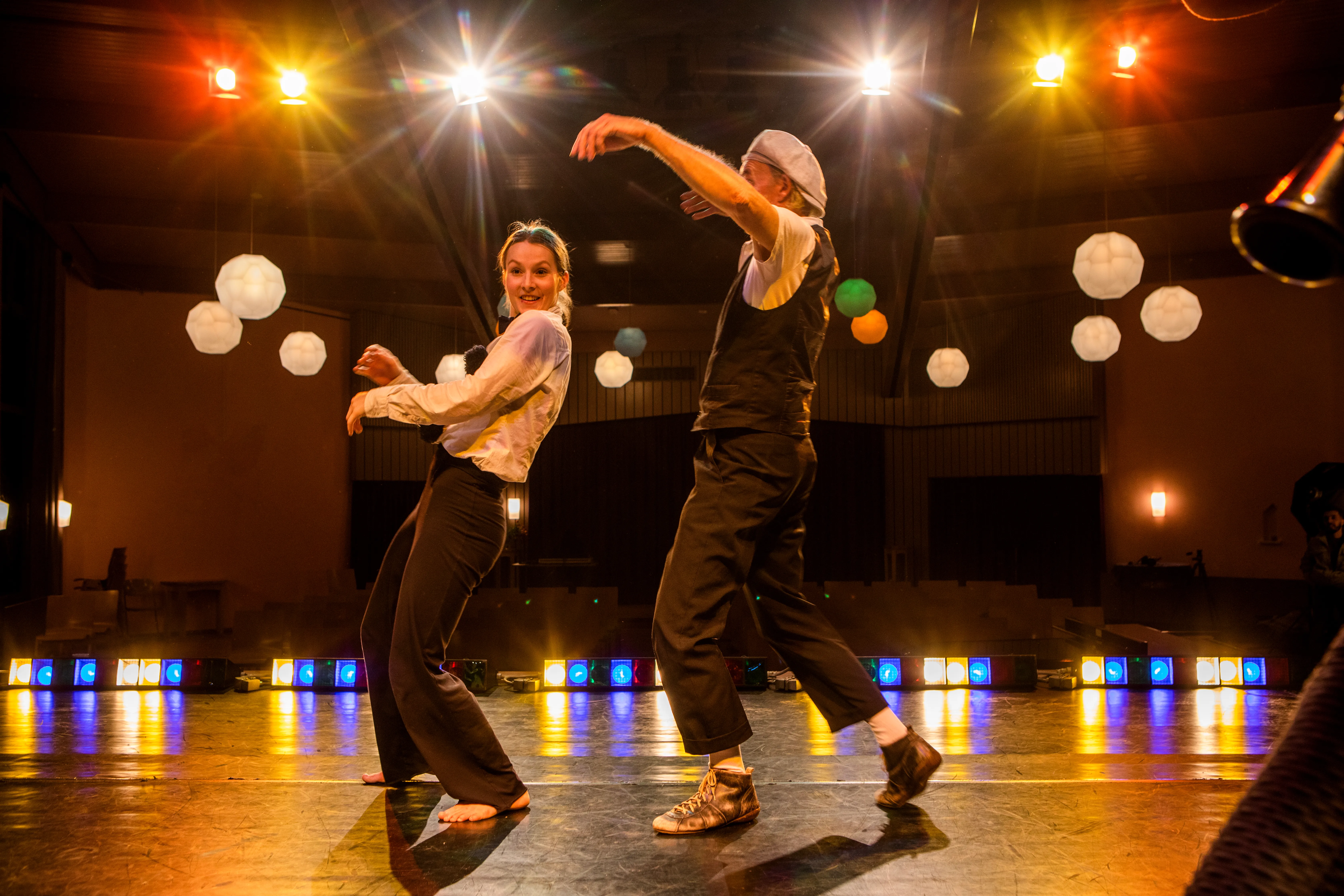 Acteur en repetition sur une scene de theatre, chez Act In Mad represente la creativite