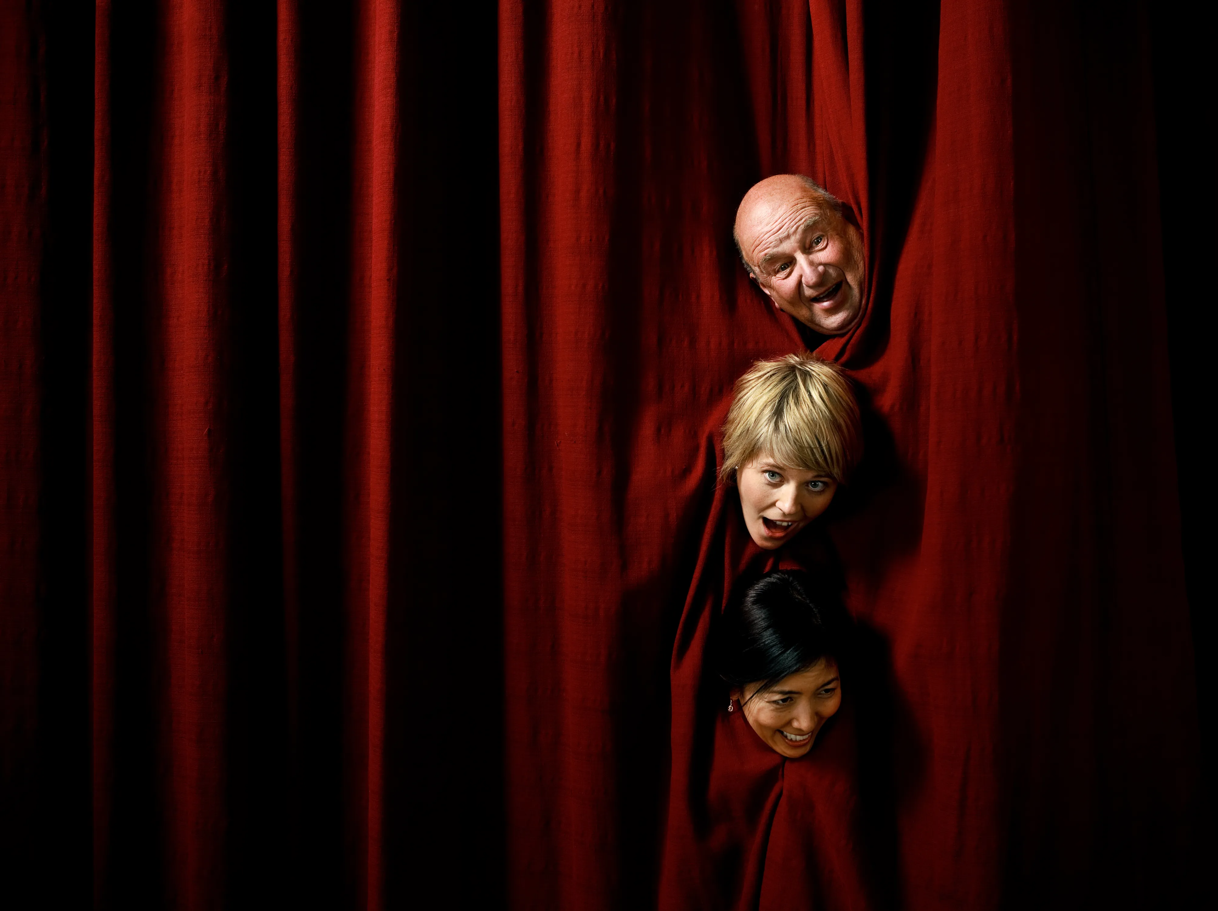 Comediens dont seule la tete depasse d'un rideau rouge, chez Act In Mad represente le jeu
