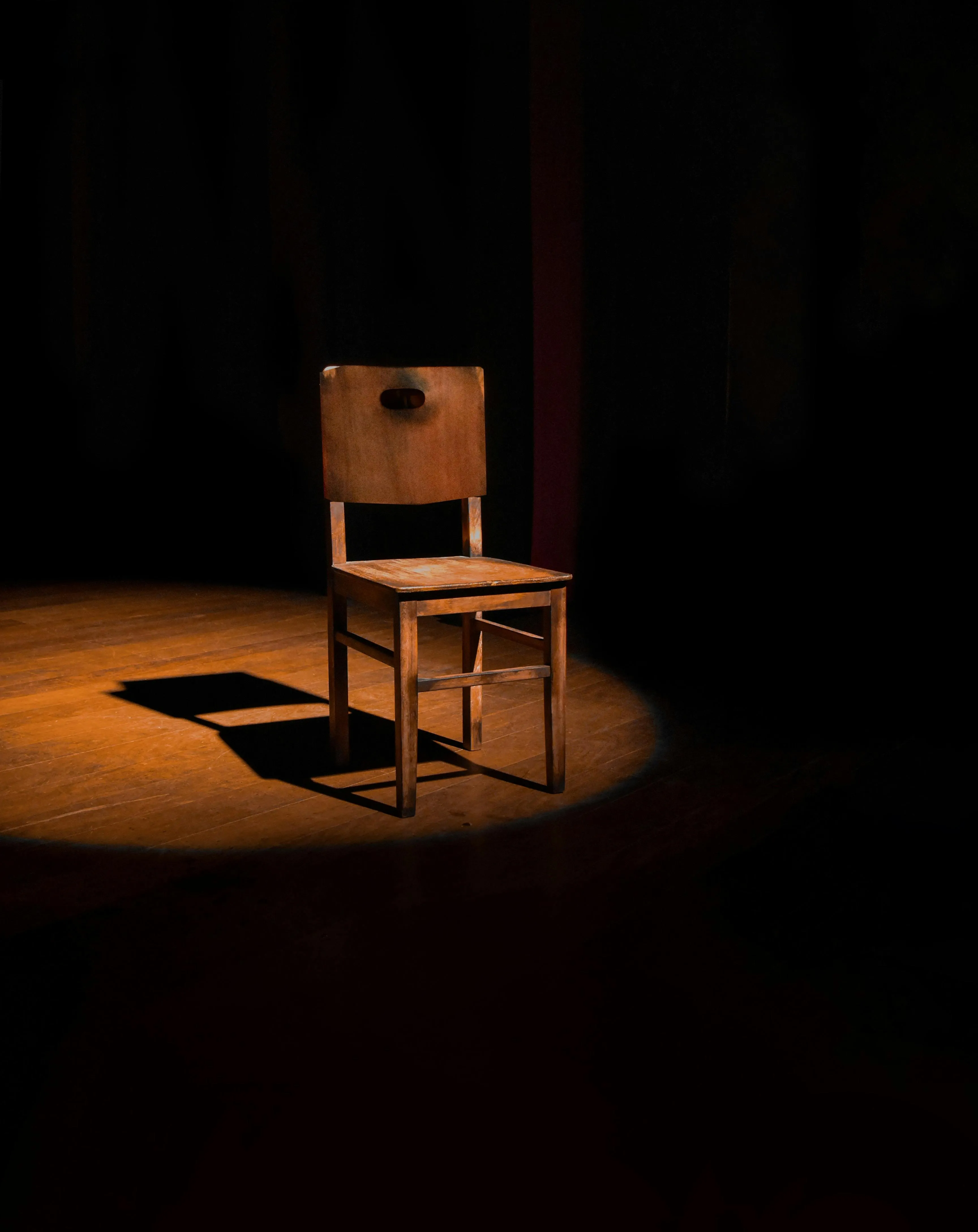 Chaise seule sur scène