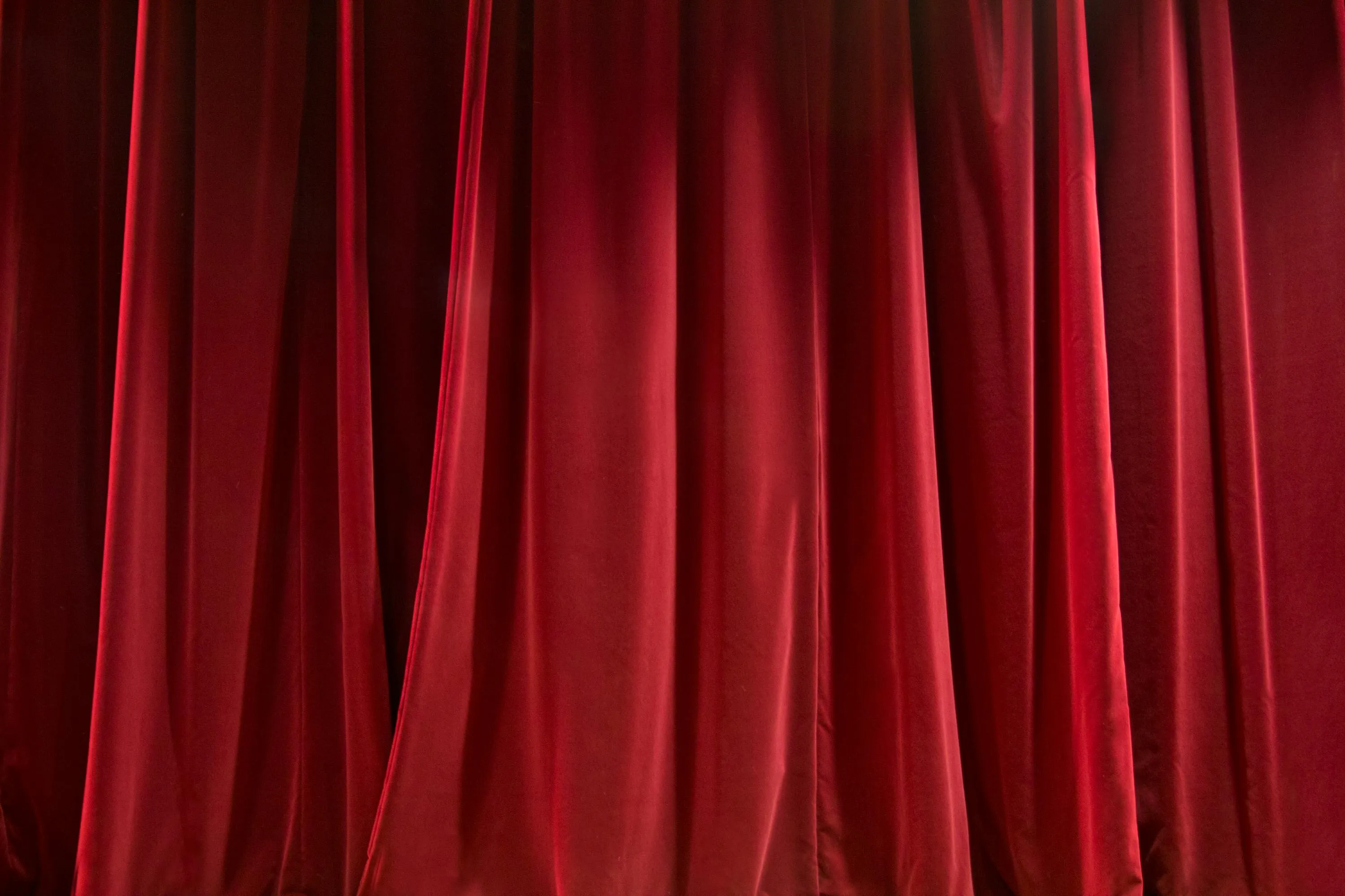rideau de théâtre fermé de couleur rouge