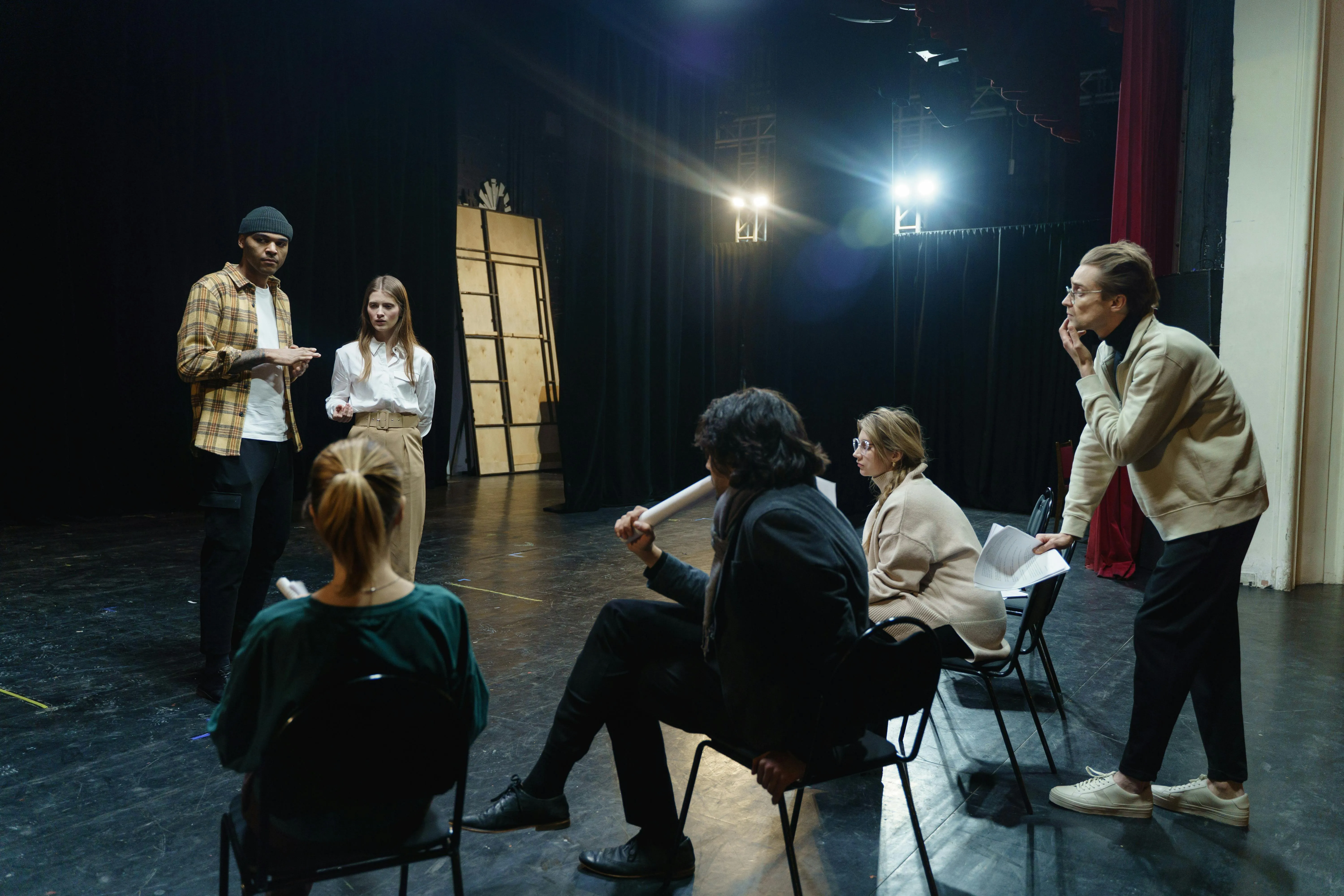 Comediens repetant leurs cours de theatre