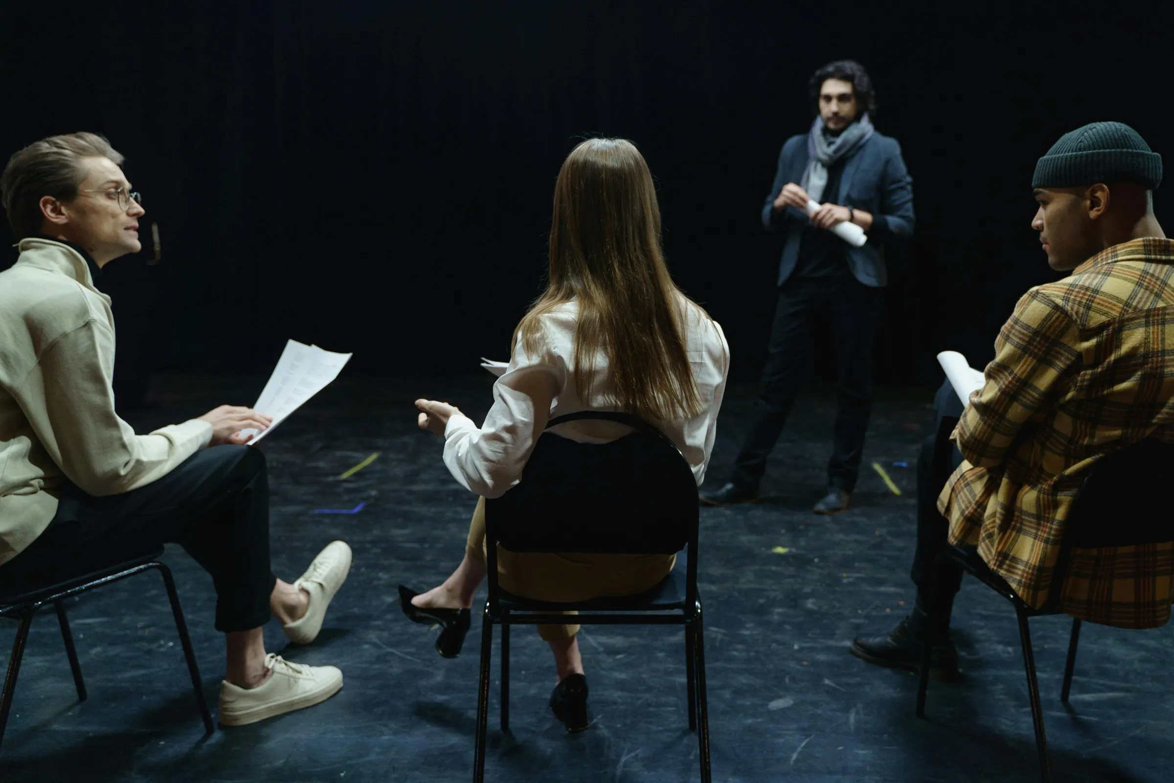 Cours de théâtre sur scène, interaction entre élèves